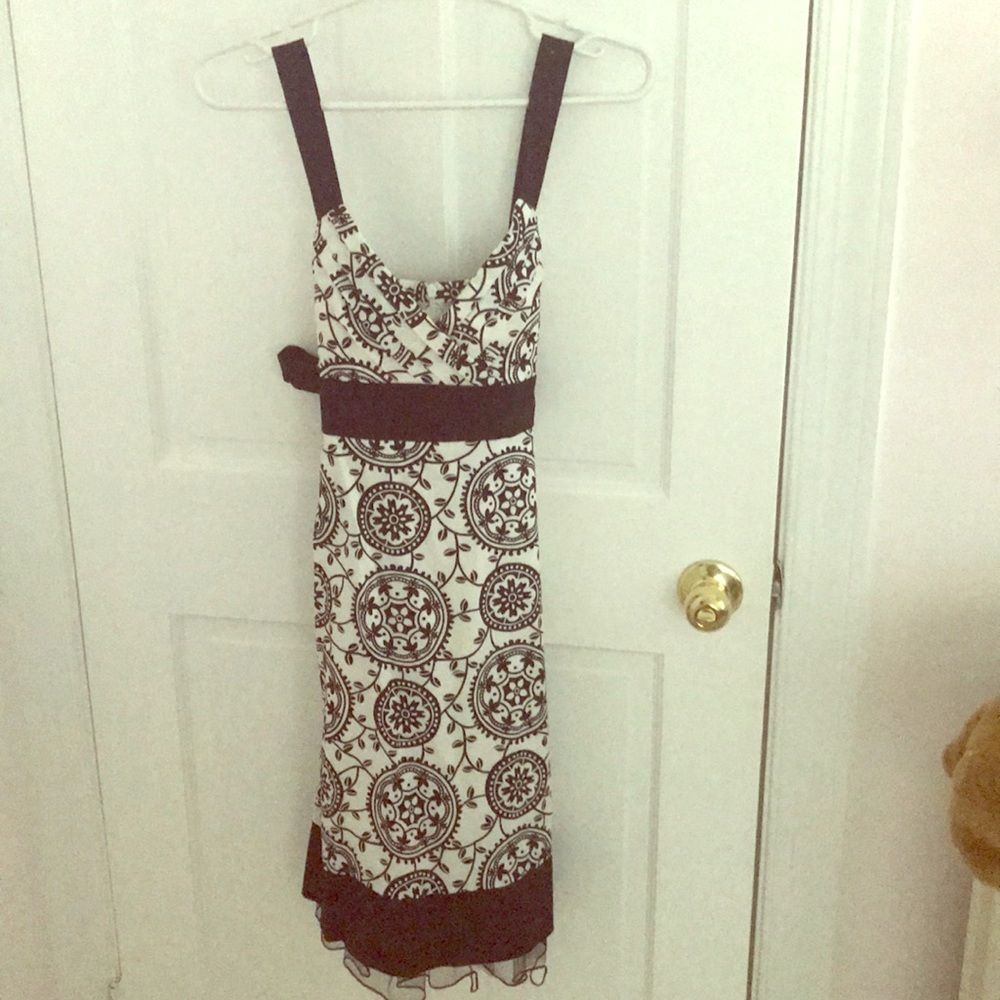 Body central black and white dress